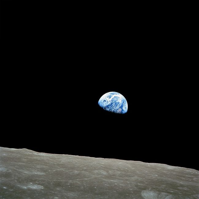 Snímek Východ Země (Earthrise) pořízený misí Apollo 8. Zdroj: Wikipedia.